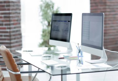 ofis modern bir işyerinde kişisel bilgisayarlarda ekranlar yakın çekim.