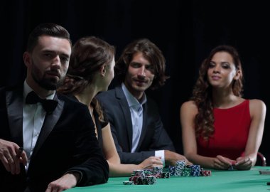 casino poker oyununda üzerinden seyir puro olan adam