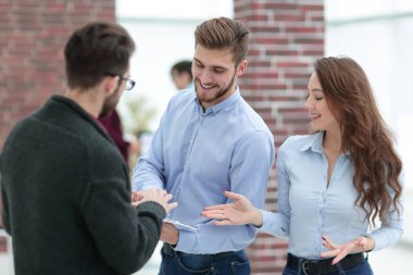 Ofiste tabletli iş ekibi.