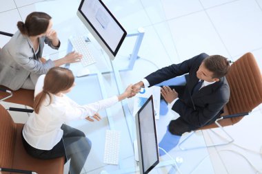 En baştan görüntüleyin. el sıkışma üst düzey yönetici ve çalışan Resepsiyon yukarıda