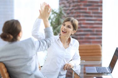 İş ekibinin üyeleri birbirlerine beşlik çakıyor..