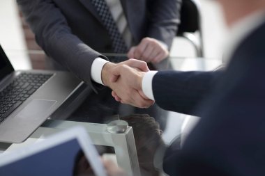 İş ortaklarının güvenilir tokalaşması