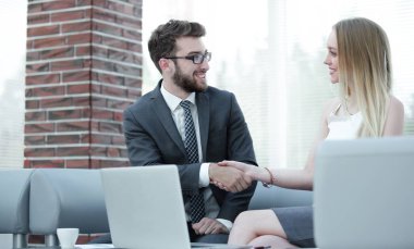 Patron ve çalışanların el sıkışmasıyla başarılı bir iş görüşmesi.