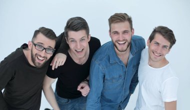 En iyi manzara... bir grup mutlu genç adam kameraya bakıyor.