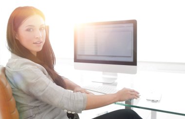 Genç iş kadını bilgisayar verilerle çalışma.