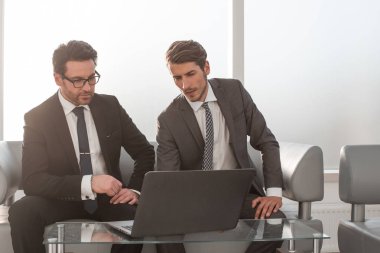 Lobide iş merkezinin bir iş toplantısında iş ortakları