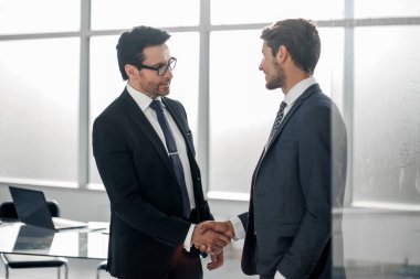 karşılıklı iş ortakları arka planda çalışma alanı