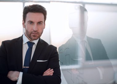 up.Confident işadamı ofis arka plan üzerinde kapatın