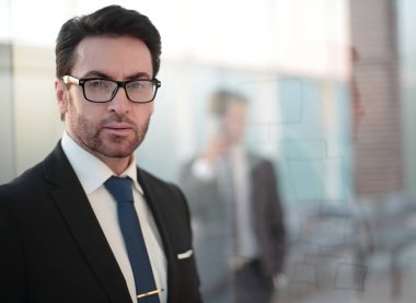 Kapat. Ofisin arka planında ciddi iş adamları var.