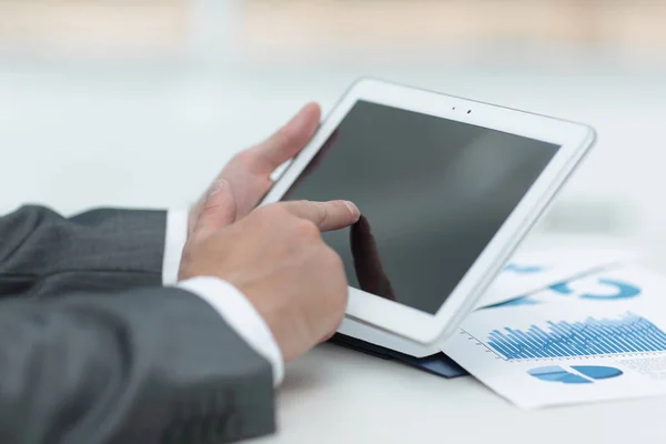 Primo piano. Di mano uomo d'affari che lavora con computer tablet — Foto Stock