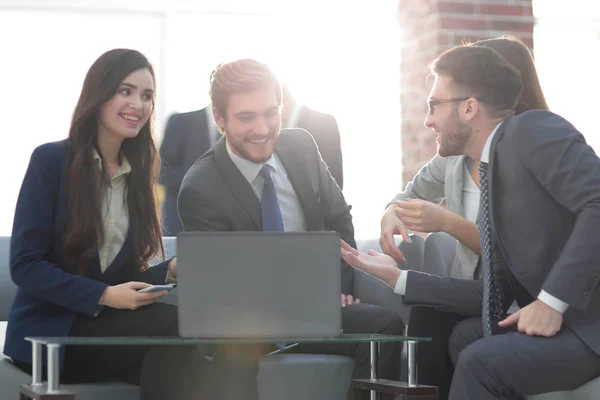 Hermosa gente de negocios están utilizando gadgets, hablando y sonriendo —  Fotos de Stock