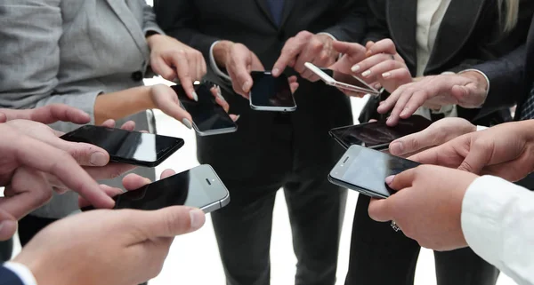 Nahaufnahme von Smartphones in den Händen der Geschäftsjugend — Stockfoto