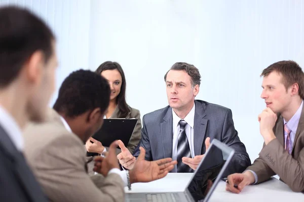 Empresário realiza reunião de trabalho com funcionários — Fotografia de Stock