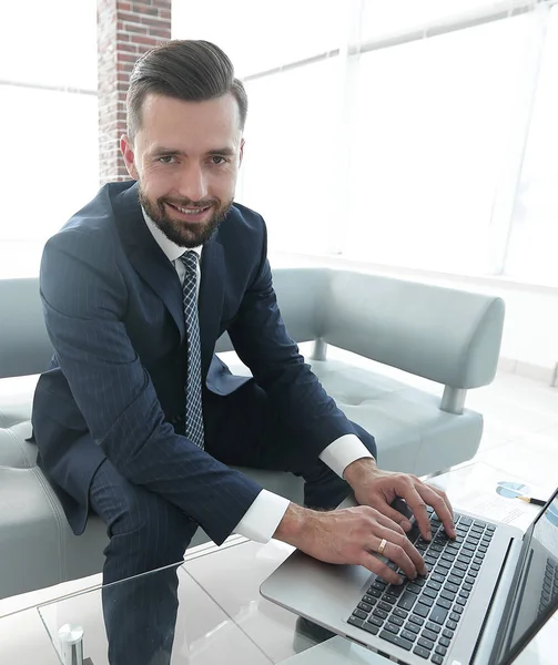 Sonriente hombre de negocios navegar información en el ordenador portátil , — Foto de Stock
