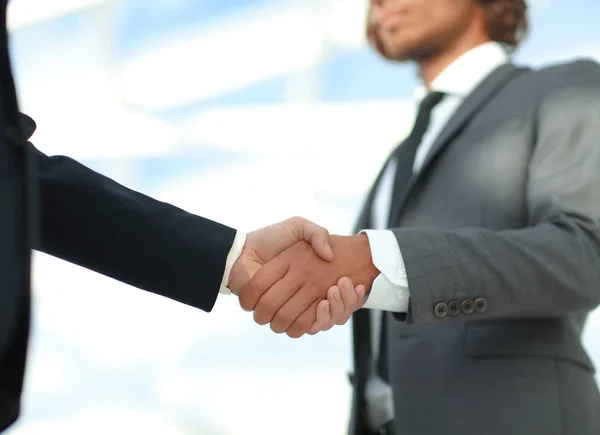 Business handshake e uomini d'affari. — Foto Stock