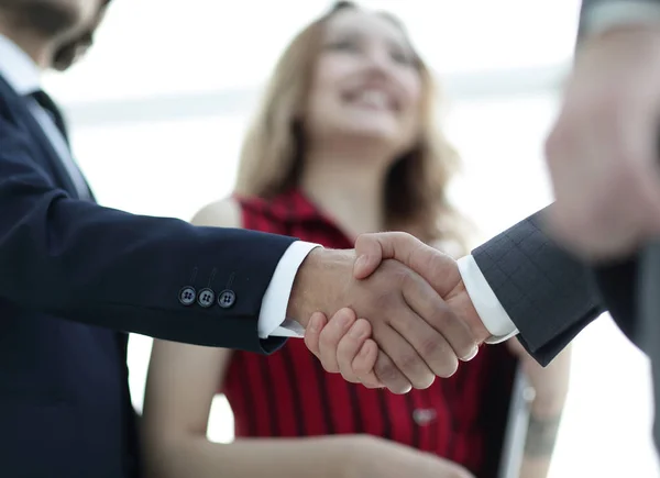 Бизнесмены пожимают руки после выгодной сделки. Концепция бизнеса — стоковое фото