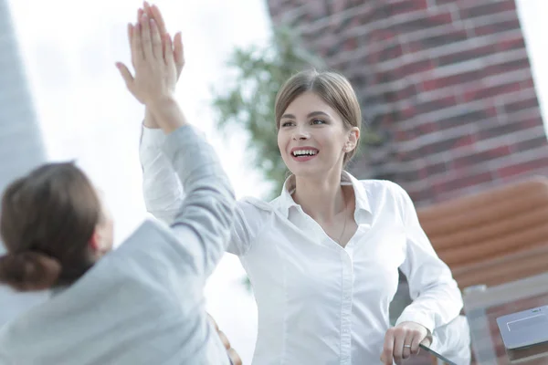 Medlemmar i affärsteamet ger varandra en high five. — Stockfoto