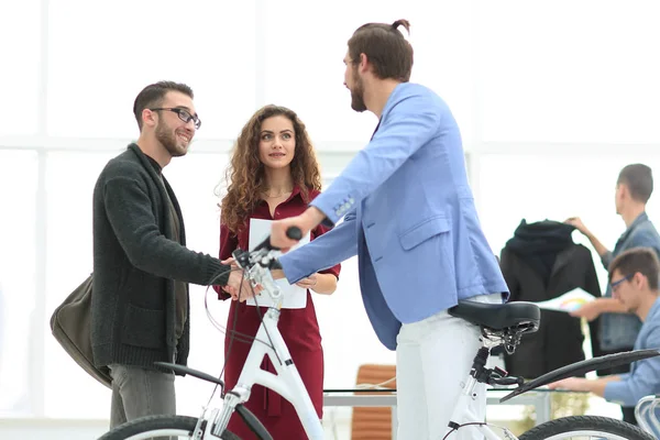 Kupujący otrzymuje certyfikat przy zakupie roweru — Zdjęcie stockowe