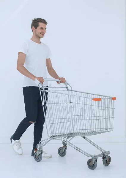 Улыбающийся человек толкает шопинг . — стоковое фото