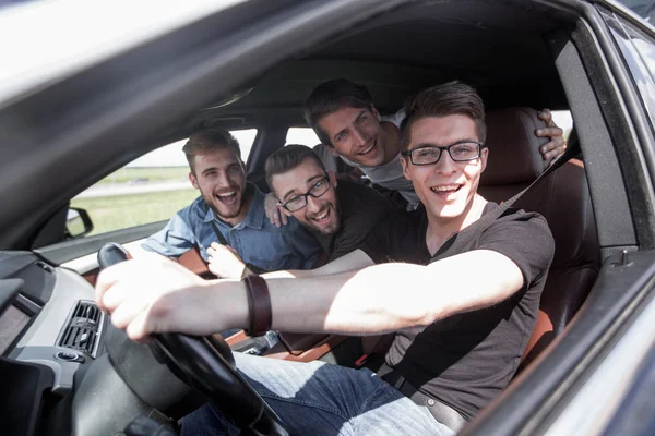 Группа друзей в автомобиле в поездке вместе — стоковое фото