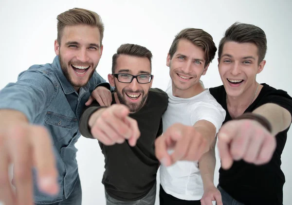 Группа улыбающихся мужчин-друзей, указывающих на тебя — стоковое фото