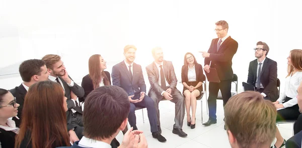 Treinador faz perguntas aos participantes do treinamento . — Fotografia de Stock