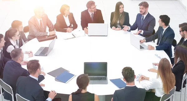 Συνάντηση επιχειρηματικών εταίρων στην αίθουσα συνεδριάσεων. — Φωτογραφία Αρχείου
