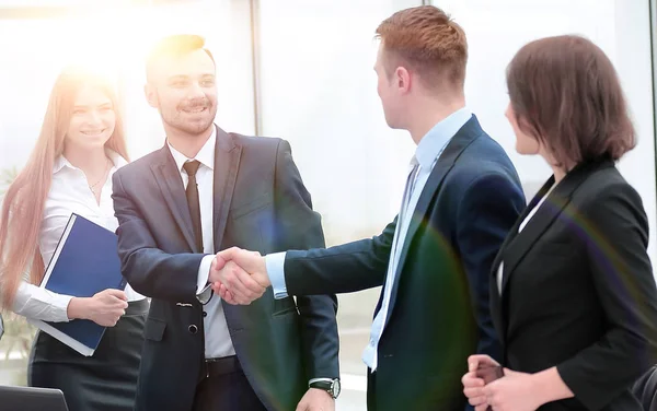 Vertegenwoordigers van de twee business teams begroeten elkaar — Stockfoto