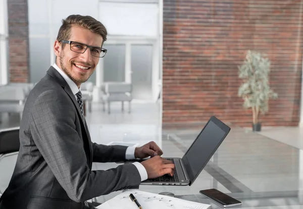 Biznesmen używa laptopa do pracy z danych finansowych — Zdjęcie stockowe