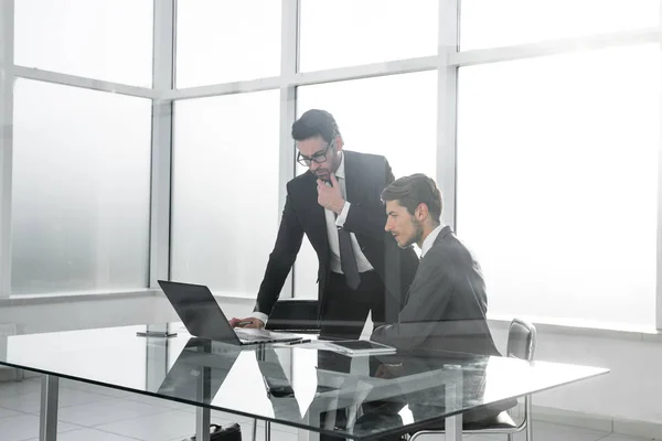 Empregados estão discutindo questões de trabalho — Fotografia de Stock