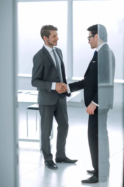 Närbild. Business partners handskakning i office — Stockfoto