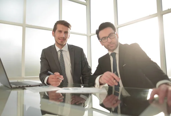 Dois empresários estão discutindo os termos do contrato — Fotografia de Stock