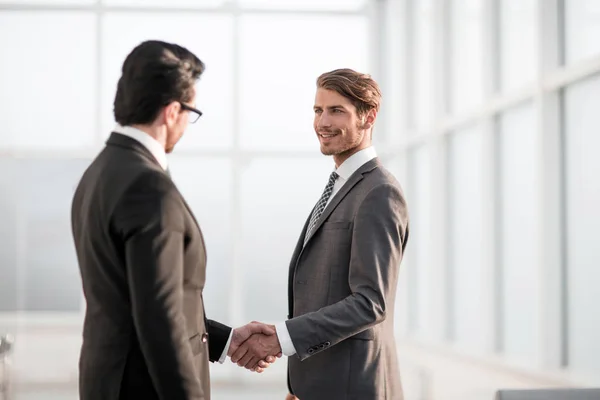 Saludo amistoso de los socios comerciales — Foto de Stock