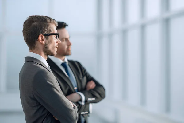 Socios de negocios hablando cerca de la ventana de la oficina — Foto de Stock