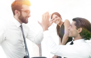 Birbirimizi beş yüksek vererek iş arkadaşları.