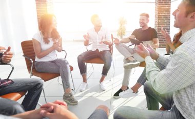 iş takım modern ofisindeki bir seminerde