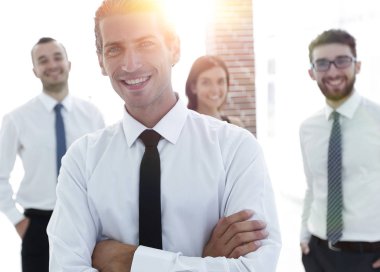 bir başarılı bir iş kişinin arka planda meslektaşlarının portre.