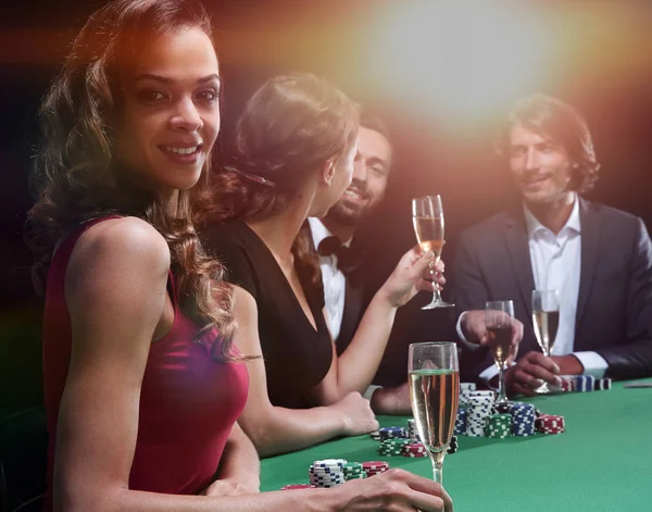 Brünettes Mädchen im Casino beim Pokerspielen — Stockfoto