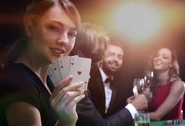 Ritratto del giocatore d'azzardo femminile al tavolo da poker con carte — Foto Stock