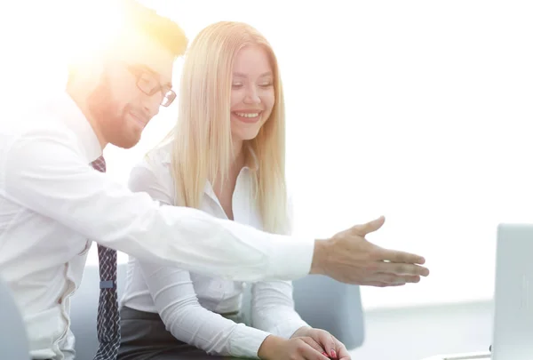 Colegas de negocios discutiendo nuevas ideas en la oficina —  Fotos de Stock