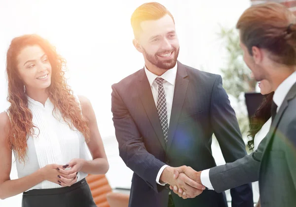 Apretón de manos socios comerciales en la oficina . — Foto de Stock