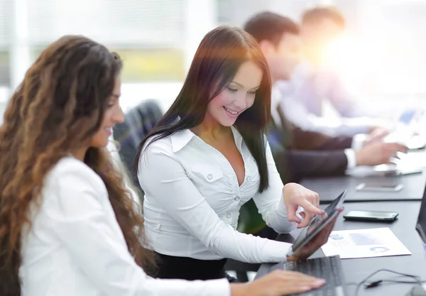 Kollegor kvinnor som arbetar på digitala tablett — Stockfoto