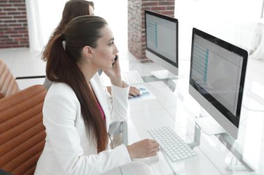 onun işyerinde kadın Yardımcısı