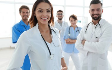 Çekici kadın doktor ile sağlık stetoskop tıbbi grup önünde