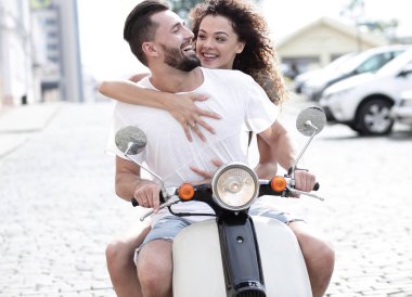 Güneşli bir günde bir şehir sürme mutlu genç Çift