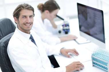 Bilgisayar laboratuarında çalışan genç erkek teknisyen