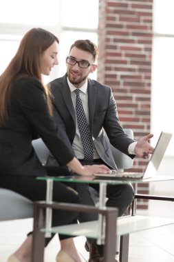 Coworking, yeni başlangıç fikir gösteren yaratıcı Yöneticisi