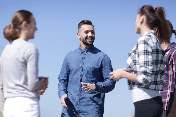 Primer plano .un grupo de estudiantes discutiendo — Foto de Stock