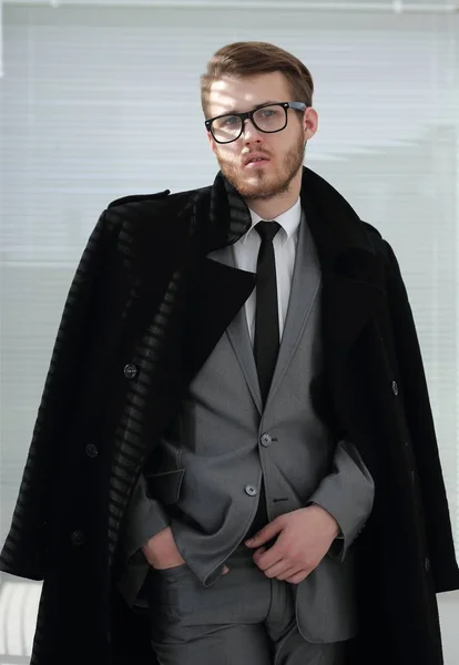 Портрет серйозного бізнесмена в чорному пальто — стокове фото