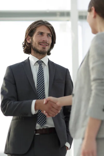 Amistosa gente de negocios sonriente apretón de manos después de agradable tal — Foto de Stock